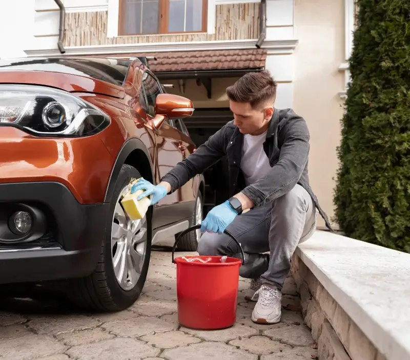 Lavage auto à domicile Marcillé-la-Ville : professionnel intervenant sur un véhicule
